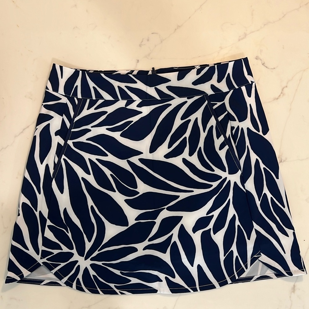Brand New performance Vineyard Vines printed skort in White Bloom!